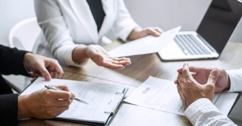 Des personnes discutent autour d'une table, lors d'un entretien d'embauche.