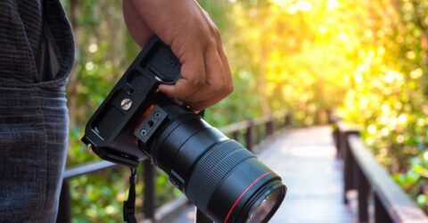 Une main tient un appareil photo.