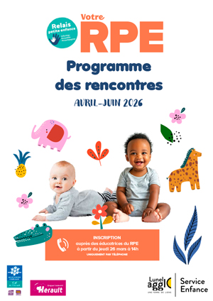 Image de 2 bébés, un blanc et un noir entourés de dessins d'animaux (crocodile élephan, etc.) et de végétaux (fleur rose, ananas, etc.) pour illustrer le programme du Relais petite enfance de Lunel Agglo pour le second trimestre (d'avril à juin 2026).