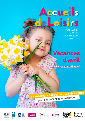 Photo d'une petite fille vêtue d'une robe à fleurs et tenant un bouquet de fleurs jaunes dans ses mains sur un fond bleu clair pour illustrer le programme des vacances du printemps 2026 dans les alsh des communes de Lunel Agglo