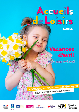 Photo d'une petite fille vêtue d'une robe à fleurs et tenant un bouquet de fleurs jaunes dans ses mains sur un fond bleu clair pour illustrer le programme des vacances du printemps 2026 dans l'accueil de loisirs de Lunel Agglo pour la commune de Lunel.