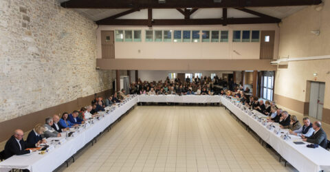 Plan largue de la salle René Valette où se tenait le conseil d'installation de Lunel Agglo suite aux élections municipales et communautaires de l'année 2026.