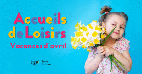 Photo d'une petite fille vêtue d'une robe à fleurs et tenant un bouquet de fleurs jaunes dans ses mains sur un fond bleu clair.