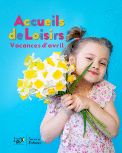 Photo d'une petite fille vêtue d'une robe à fleurs et tenant un bouquet de fleurs jaunes dans ses mains sur un fond bleu clair.