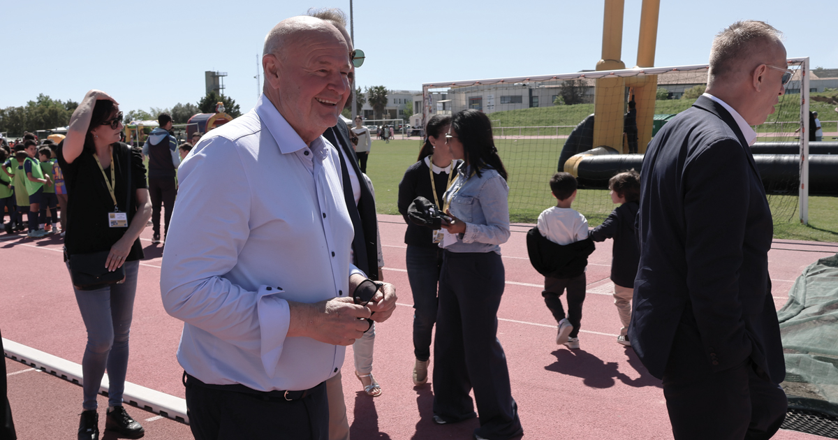 Jérôme Boisson, Conseiller départementale, Président de Lunel agglo et Maire de Villetelle, en visite sur un événement au stade Collette Besson à Lunel.
