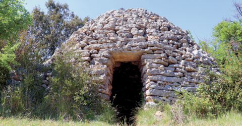 Photo d'une capitelle (abri ou cabane en pierre sèche servant autrefois d'abri temporaire pour des outils ou produits agricoles) dans la garrigue de Saussines.