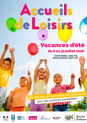 Photo d'un groupe de cinq enfants dans une prairie. Il ont les bras en l'air tiennent chacun un ballon gonflable.