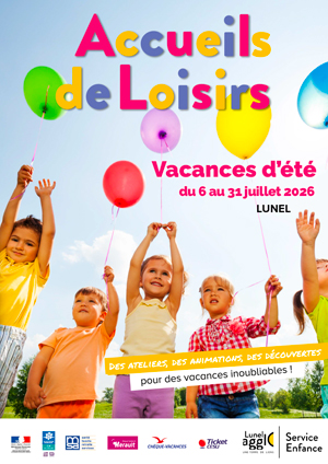 Photo d'un groupe de cinq enfants dans une prairie. Il ont les bras en l'air tiennent chacun un ballon gonflable.