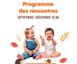 Visuel avec la photo de deux bébés assis, l'un sur la gauche portant une salopette en jean et l'autre à droite un baby-gros blanc. Ils sont entourés d'éléments graphiques comme des feuilles oranges, une branche jaune, un escargot en dessous accompagné d'un hérisson. Ce visuel illustre la couverture du programme du relais petite enfance de Lunel Agglo pour la période de septembre à décembre 2026.