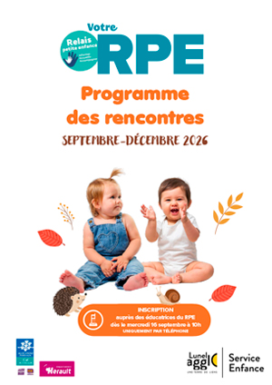 Visuel avec la photo de deux bébés assis, l'un sur la gauche portant une salopette en jean et l'autre à droite un baby-gros blanc. Ils sont entourés d'éléments graphiques comme des feuilles oranges, une branche jaune, un escargot en dessous accompagné d'un hérisson. Ce visuel illustre la couverture du programme du relais petite enfance de Lunel Agglo pour la période de septembre à décembre 2026.