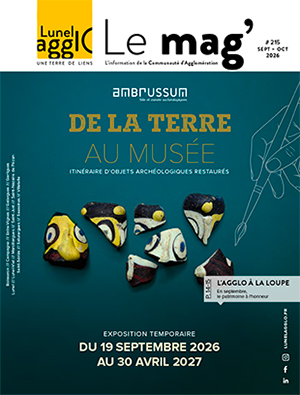 Couverture du mag de lunel agglo, n° 215 pour la période de septembre et octobre 2026, avec un visuel d'une poterie cassée en plusieurs morceaux, sur un fond bleu canard, pour illustrer la prochaine exposition temporaire au musée d'ambrussum qui montrera des objets, issus des fouille du site archéologique, qui ont été restaurés.